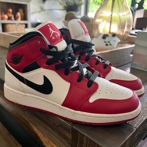 Nike Jordan - 1 Mid Chicago